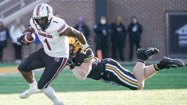 MarShawn Lloyd Running Back South Carolina Gamecocks - 2021 contest at Missouri - linebacker Blaze Aldredge for Missouri